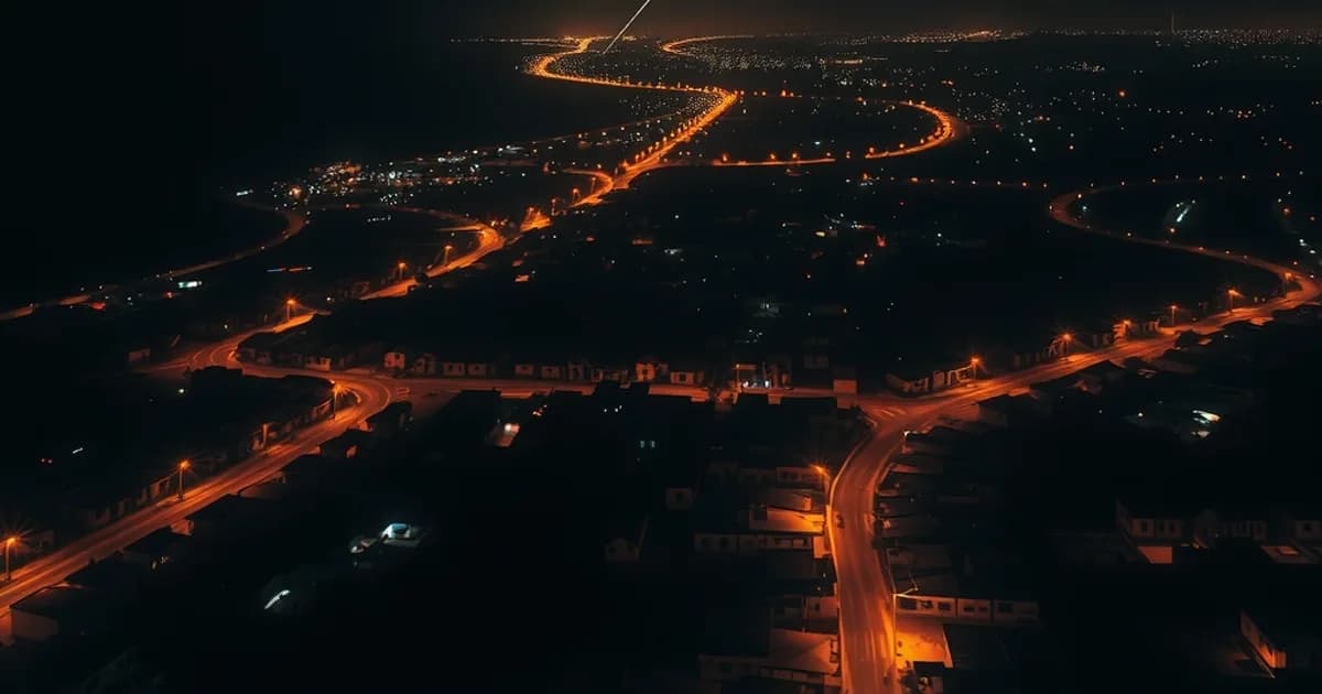 Vue nocturne cinématique d'une ville sénégalaise avec des filaments lumineux de fibre optique convergeant vers les habitations et un faisceau satellite dans le ciel